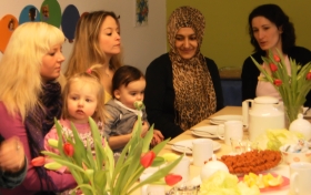 4 Frauen und 2 Kinder sitzen zusammen und unterhalten sich. Thema zukünftige Netzwerkverknüpfungen in Bonndorf