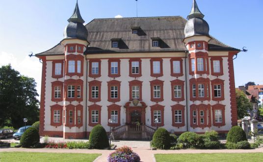 Frontansicht mit Grünfläche vornedran vom Schloss Bonndorf im Schwarzwald