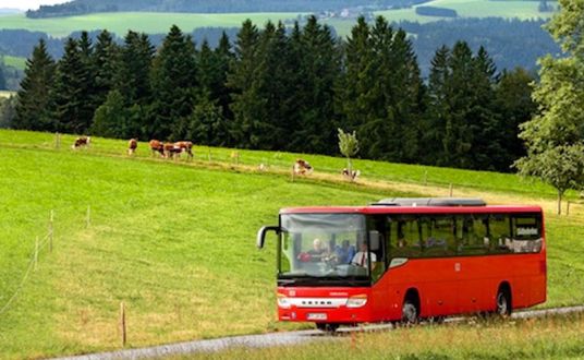 roter Bus fährt in ländlicher Umgebung. Thema Wanderbus zwischen Wutach- und Gauchachschlucht