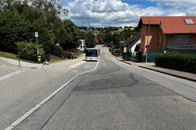 Eine Aufnahme vom Straßenbelag der Schwimmbadstraße in Bonndorf, die den schelchten Zustand der Straße zeigen soll.