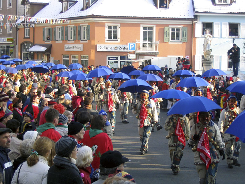 Fasnachtsumzug der Bonndorfer Pflumeschlucker mit blauen Regenschirmen