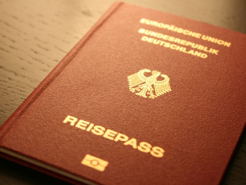 Roter Reisepass zum Thema Bürgerservice, wichtiger Dokumentenservice