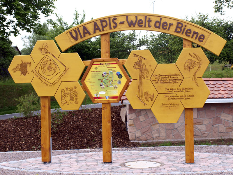 Holzschild in Wabenform mit Bezeichnungen über die Bienenlehre. Thema Via Apis - Welt der Bienen in Bonndorf