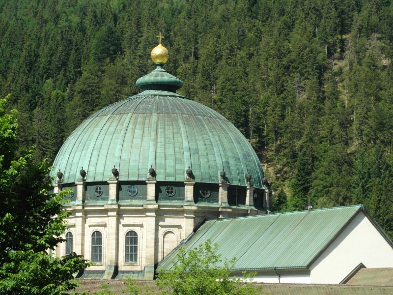 grünliche, runde Kirchenkuppel des Doms in St. Blasien im Schwarzwald. Thema sonstige Ausflugsziele in Bonndorf