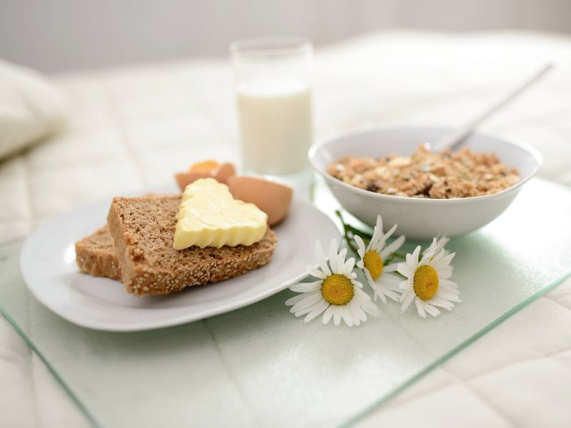 Frühstück mit Müsli, Toast, Butterstück und Gänseblümchen. Thema Restaurants und Unterkünfte in Bonndorf
